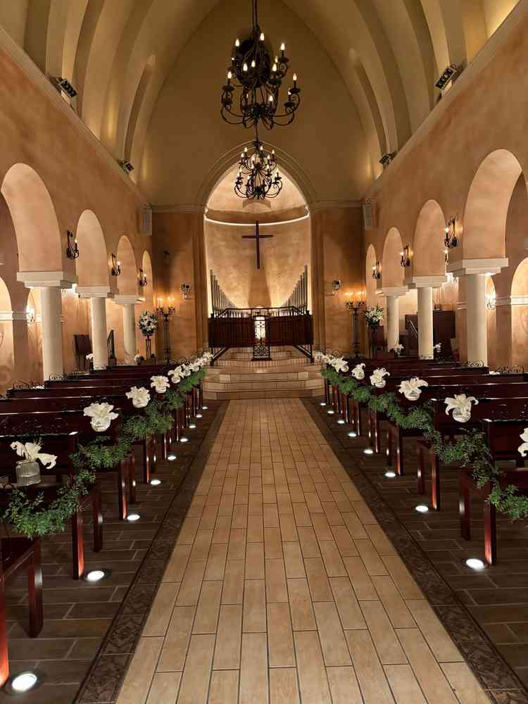 美しいチャペル100選にも選ばれたチャペルで、バージンロードのライティングにもこだわっていた。