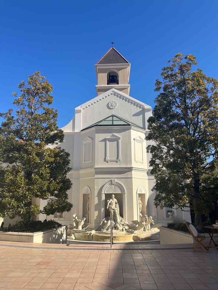 チャペルの外観。真っ白で晴天にとても似合うチャペルです。より一層オシャレな街並みになります。