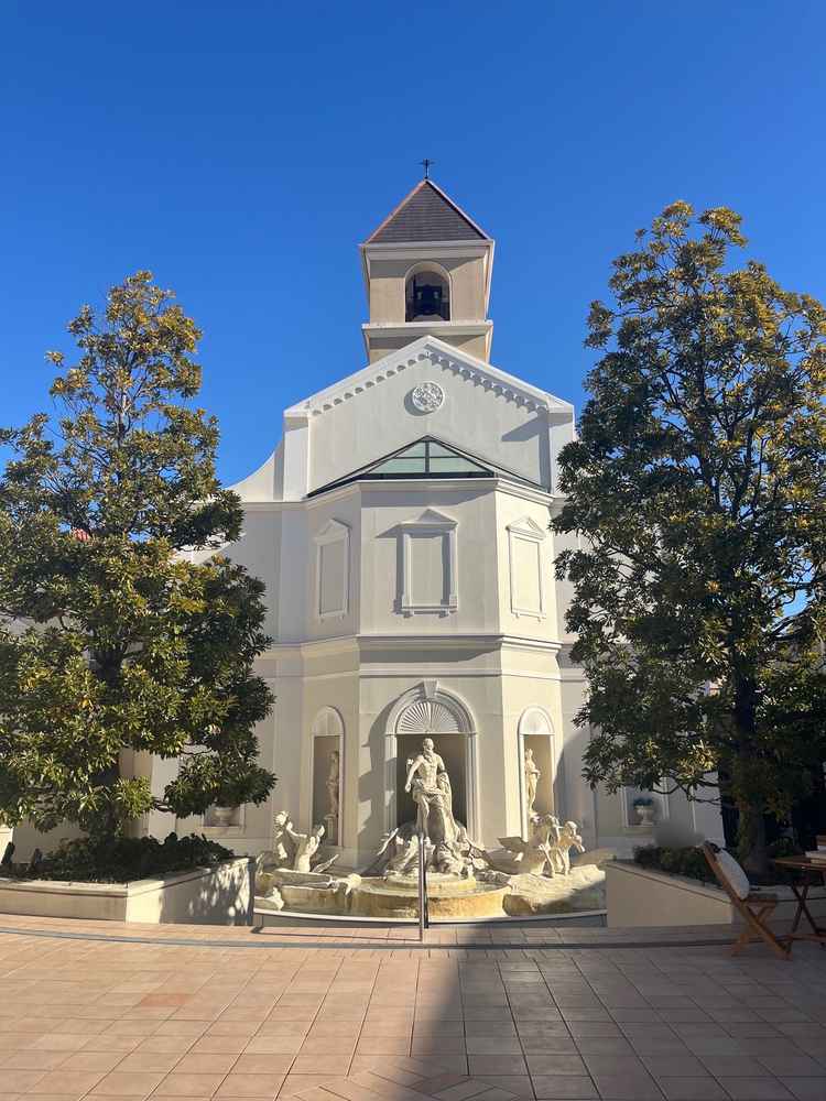 チャペルの外観。真っ白で晴天にとても似合うチャペルです。より一層オシャレな街並みになります。