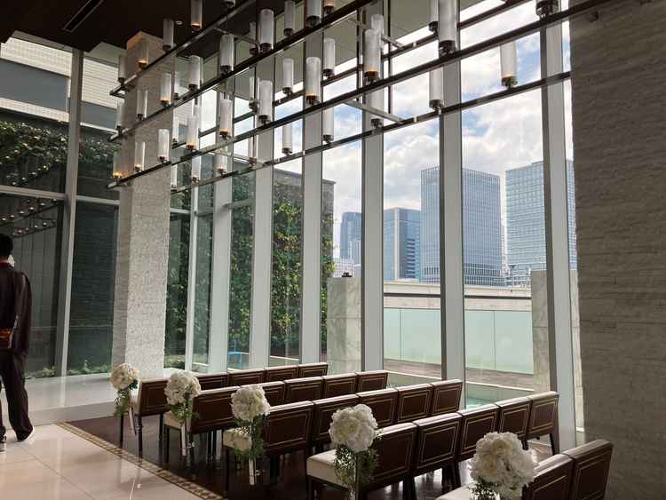 屋上のチャペルは全面に緑が敷き詰められており都会感よりも自然なイメージを感じることができ素敵でした