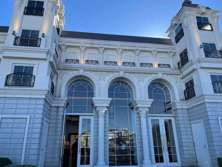 建物は白基調の素敵な洋館といった感じ