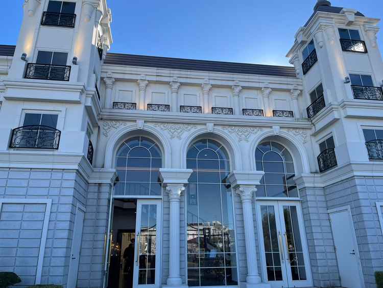 建物は白基調の素敵な洋館といった感じ