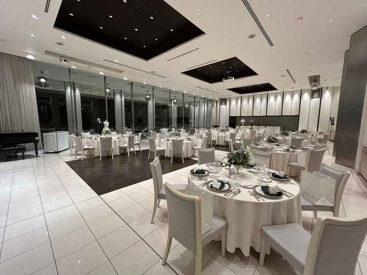 披露宴会場です。スクリーンがとても大きいのは魅力です。