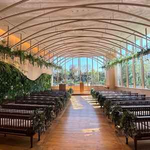 かなり自然光が入って明るい雰囲気。ベンチもふかふかで車椅子の方やベビーカーの方でも安心な仕様。