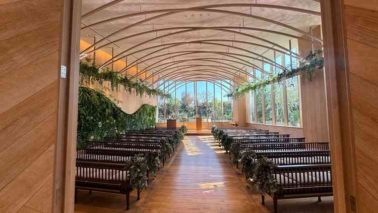 かなり自然光が入って明るい雰囲気。ベンチもふかふかで車椅子の方やベビーカーの方でも安心な仕様。