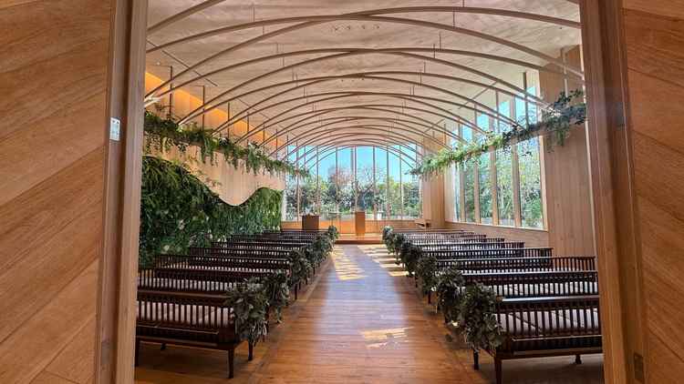 かなり自然光が入って明るい雰囲気。ベンチもふかふかで車椅子の方やベビーカーの方でも安心な仕様。