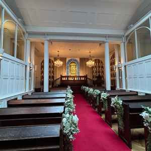 挙式会場の写真。アンティークの椅子や高い天井が印象的でした。