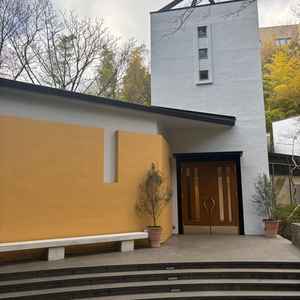 チャペルの外観。本館よりは新しい感じがした。雨天時も中から一切濡れずに行けるので、安心した。