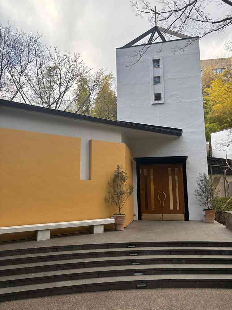 チャペルの外観。本館よりは新しい感じがした。雨天時も中から一切濡れずに行けるので、安心した。