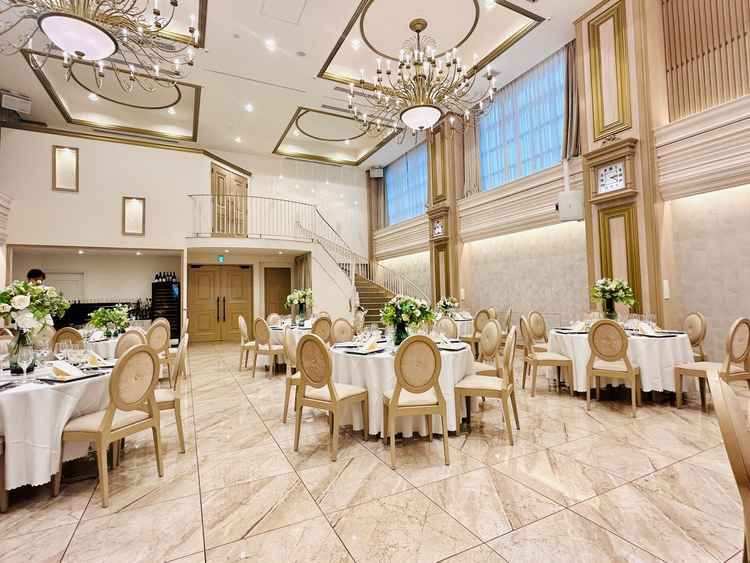 ゴールドベージュが基調で、ラグジュアリーなイメージの披露宴会場。