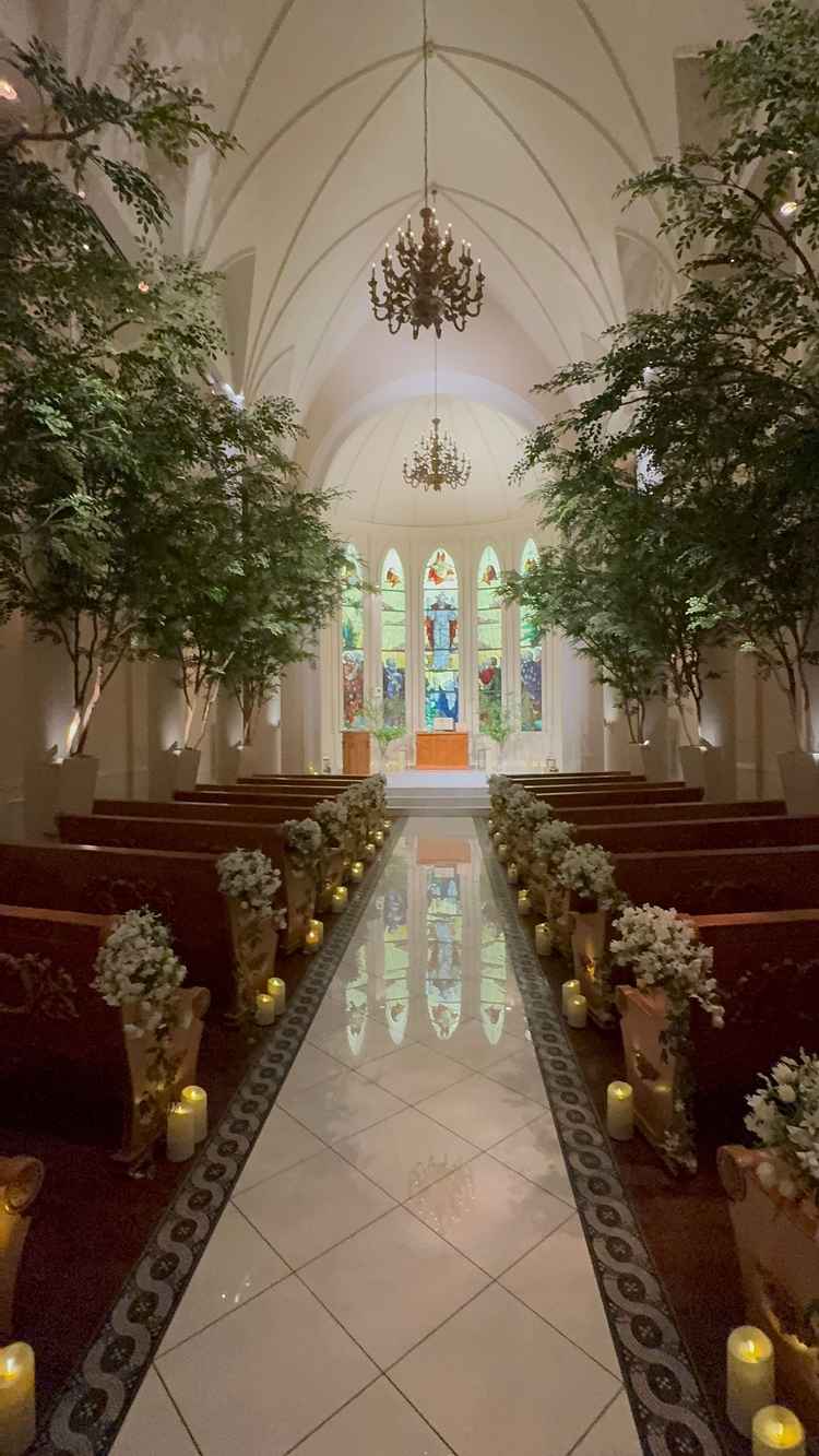 大理石に反転するステンドグラスがとても綺麗。また、植物の緑との相性も良い。