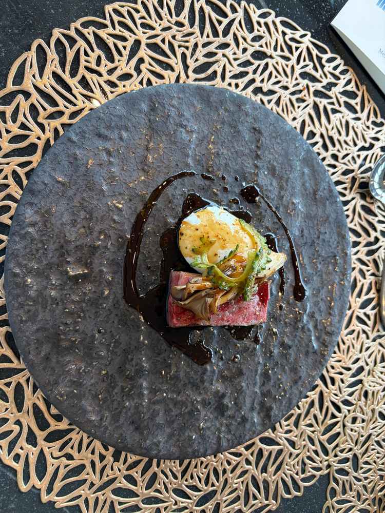 お肉料理。ゴーヤチャンプルのような具材で、ソースも和風味のある味わい。