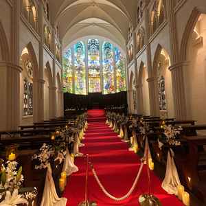 大聖堂です。お花も造花ではなく、生花を使っているためいい匂いに囲まれて式ができると思いました。