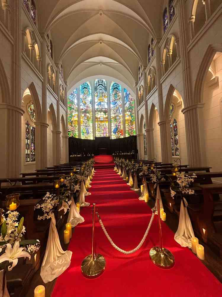 大聖堂です。お花も造花ではなく、生花を使っているためいい匂いに囲まれて式ができると思いました。