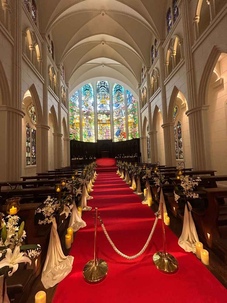大聖堂です。お花も造花ではなく、生花を使っているためいい匂いに囲まれて式ができると思いました。