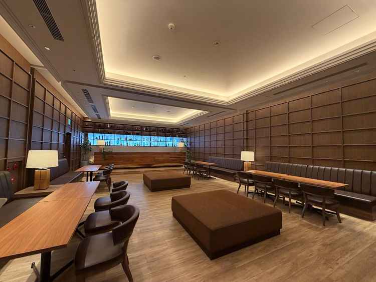 木目調の落ち着いた雰囲気の披露宴会場。