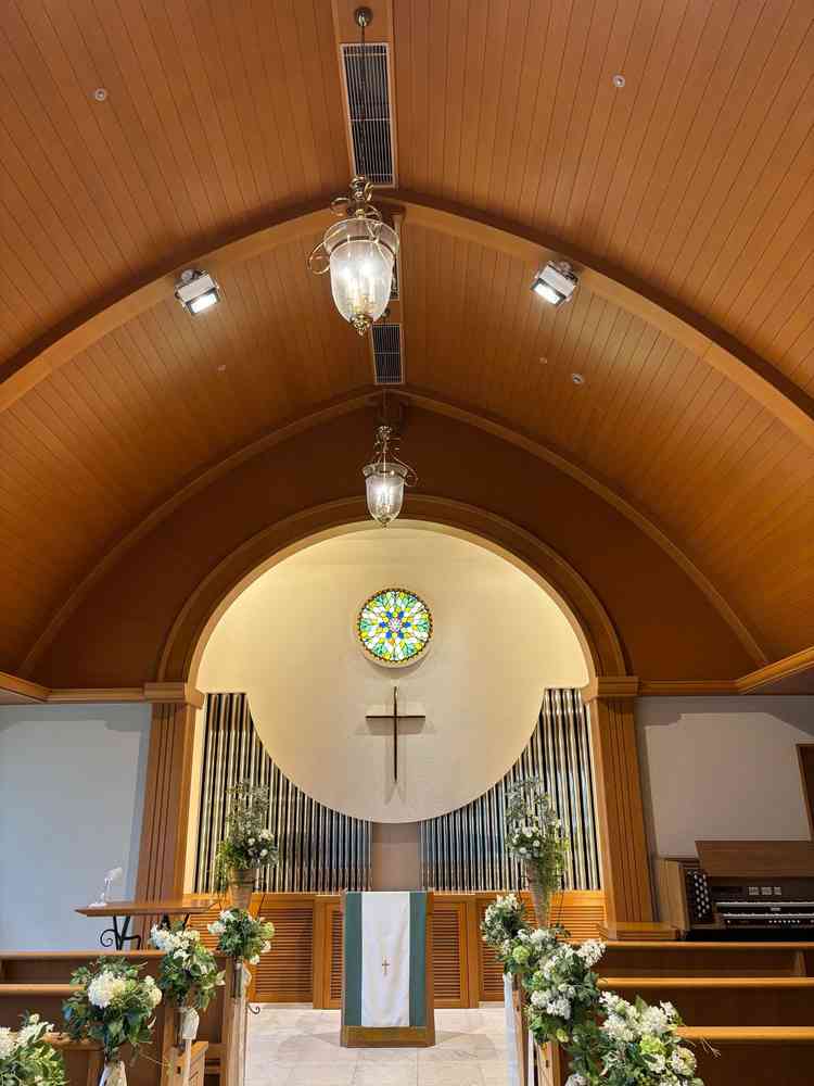 挙式会場です。木を中心とした落ち着いた式場で、大きすぎず、生演奏などもあり温かみのある挙式会場です。