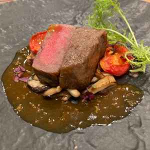 お肉は柔らかくジューシーで、食器や盛り付けは美しく工夫されており、見た目も華やかだった。