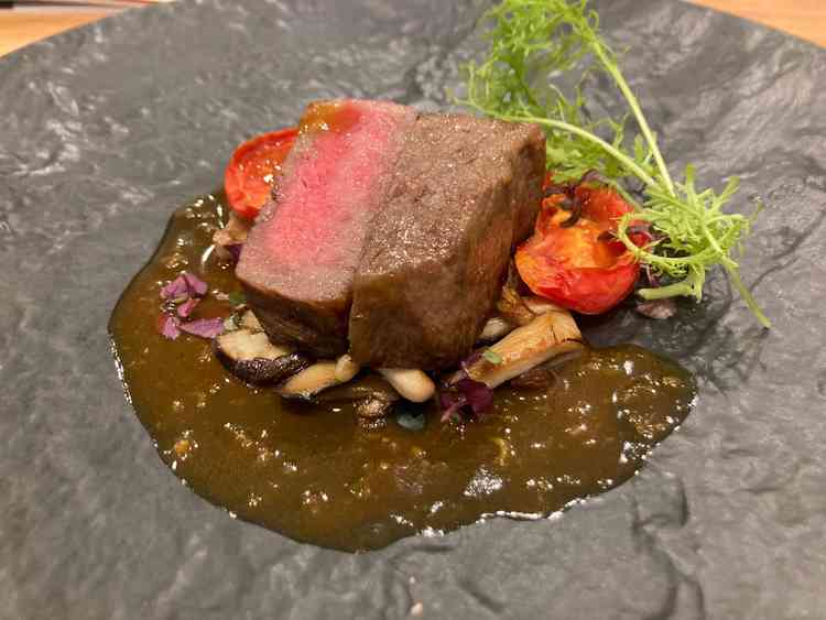 お肉は柔らかくジューシーで、食器や盛り付けは美しく工夫されており、見た目も華やかだった。