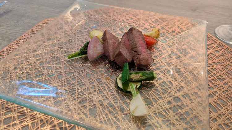 お肉プレートを試食。ガーデンをイメージした野菜がトッピングされているとのこと。美味しかったです。