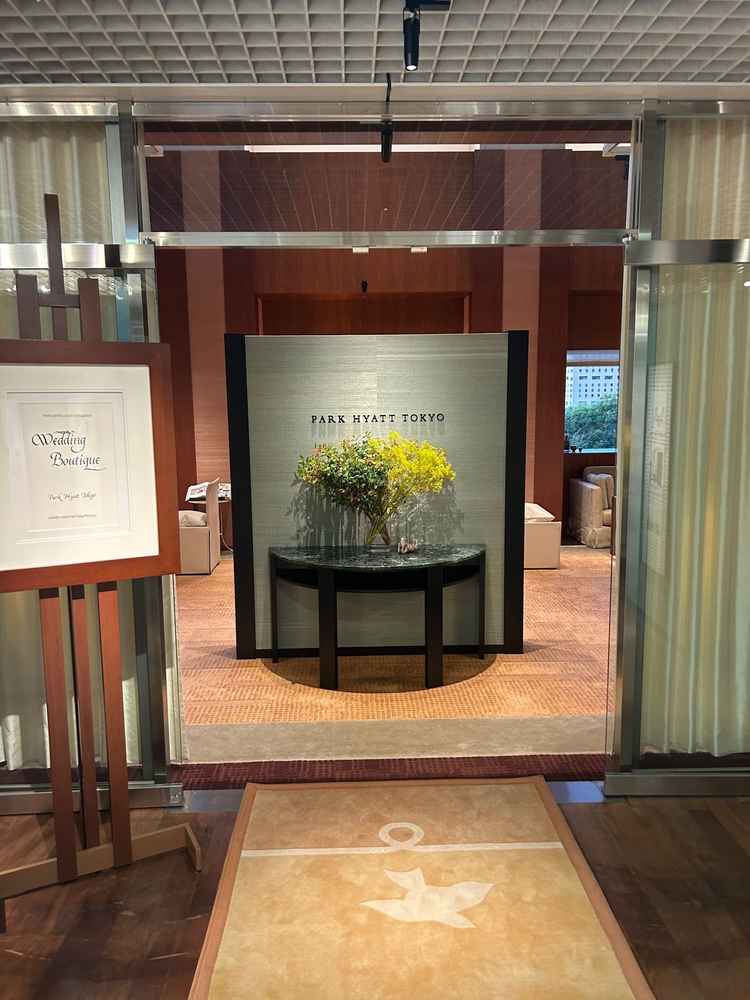 現在はリニューアル準備中のため，ウエディングサロンの外観です。マホガニーの木材で高級感あり。