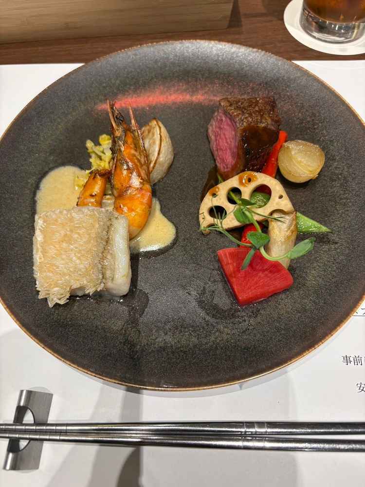 現地の食材を活かした料理コース。ソースまでこだわっていて美味しかったです。