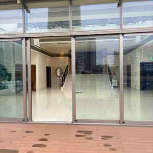 挙式後は広い会場に移りフラワーシャワーが可能