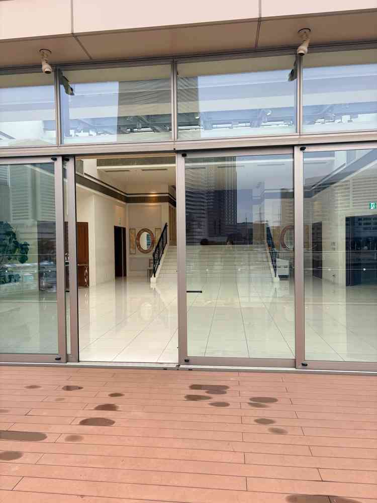 挙式後は広い会場に移りフラワーシャワーが可能