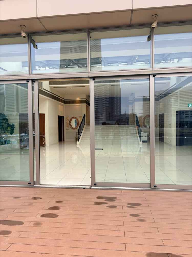 挙式後は広い会場に移りフラワーシャワーが可能