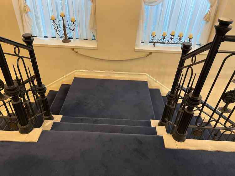 チャペルと披露宴会場に繋がっている階段