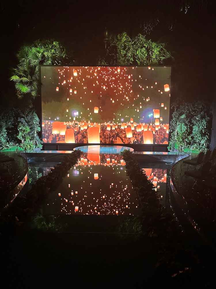 幻想的なプロジェクションマッピングの挙式会場