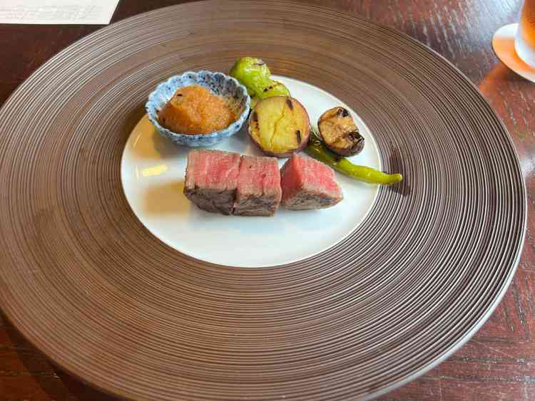 メイン料理。今回のは他式場と遜色ないが、料理へのこだわりは随所に感じられた。