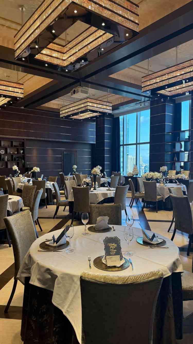 披露宴会場。28階の景色がすごい。100名入っても余裕がありそうな会場の広さだった。