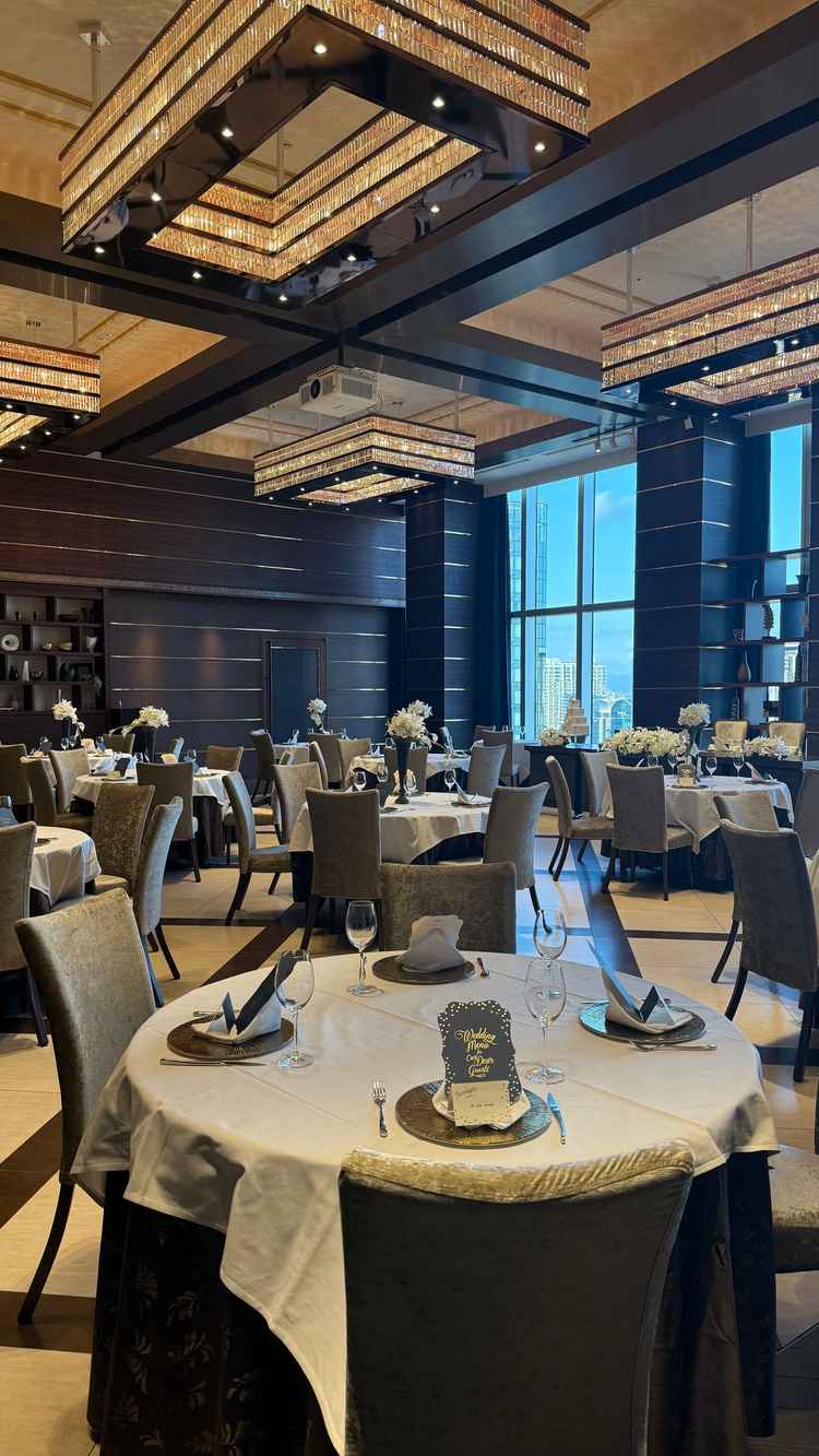 披露宴会場。28階の景色がすごい。100名入っても余裕がありそうな会場の広さだった。