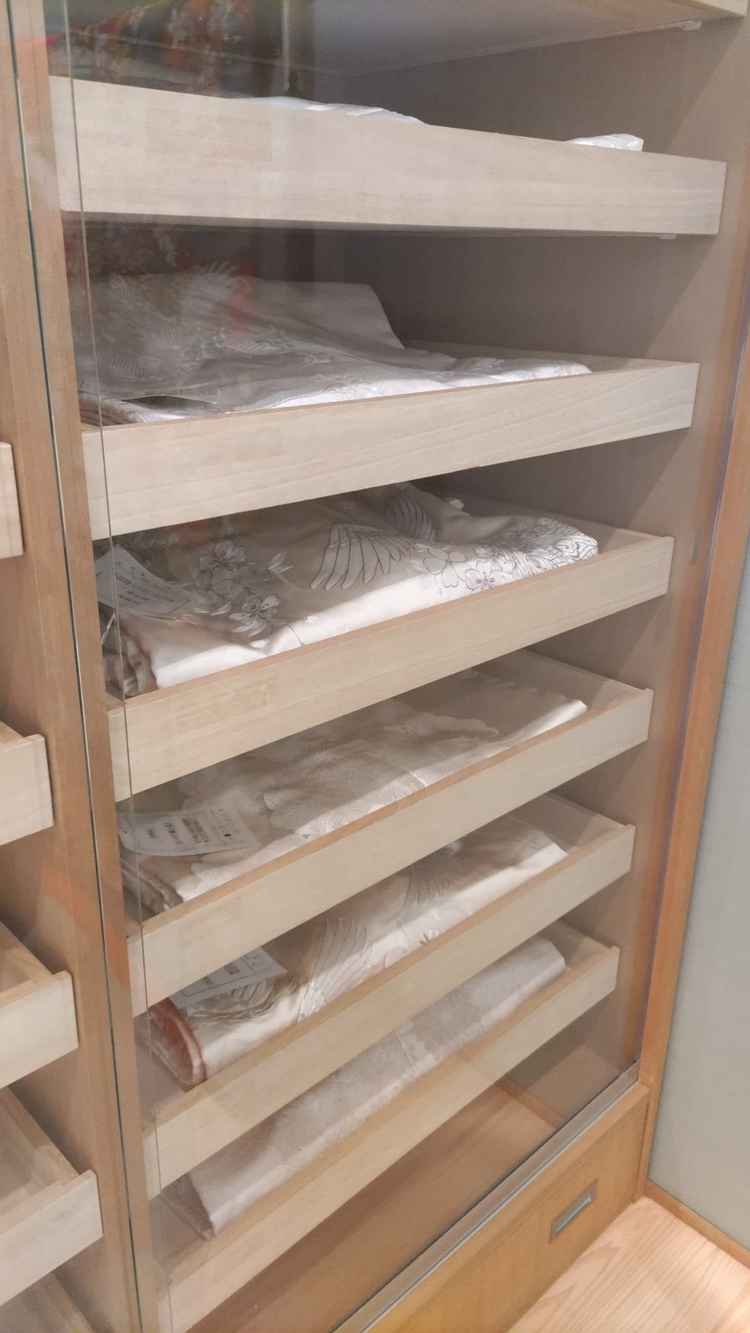 白無垢も柄や刺繍の種類が豊富で、好みに合わせて探せそうです。