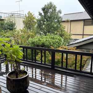 友人向け待合室付近の喫煙スペース。親族向け待合の場所はもちろんあらゆる場所に喫煙できるスペースがある