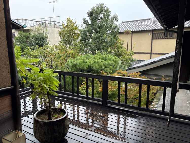 友人向け待合室付近の喫煙スペース。親族向け待合の場所はもちろんあらゆる場所に喫煙できるスペースがある