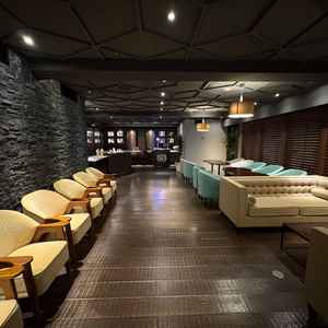 ゲストの待合室。広く椅子も多いので、適度な距離感を保ちながら待ってもらえそうだと思いました。