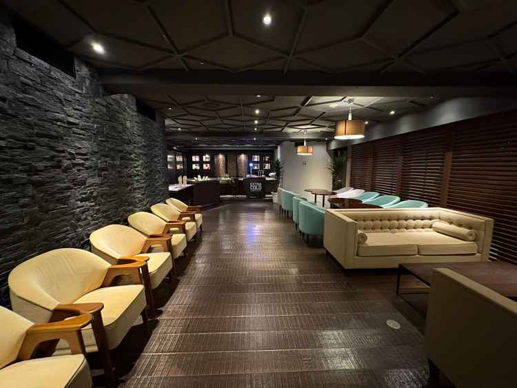 ゲストの待合室。広く椅子も多いので、適度な距離感を保ちながら待ってもらえそうだと思いました。