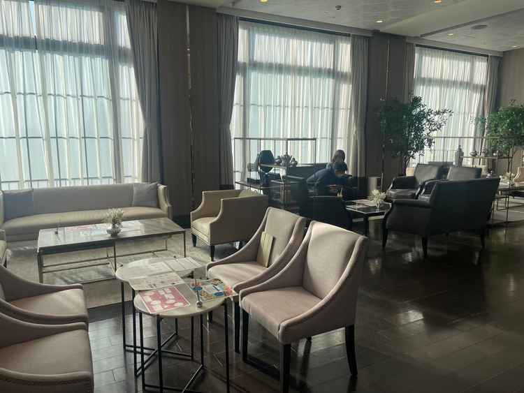 落ち着いた雰囲気の待合室