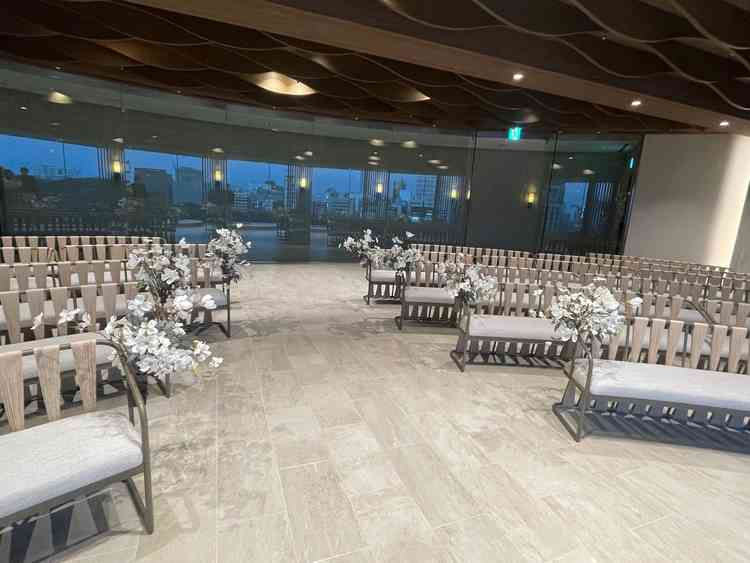 チャペルは広告の写真よりもコンパクトな印象で、アットホームに式ができそうな雰囲気でした。