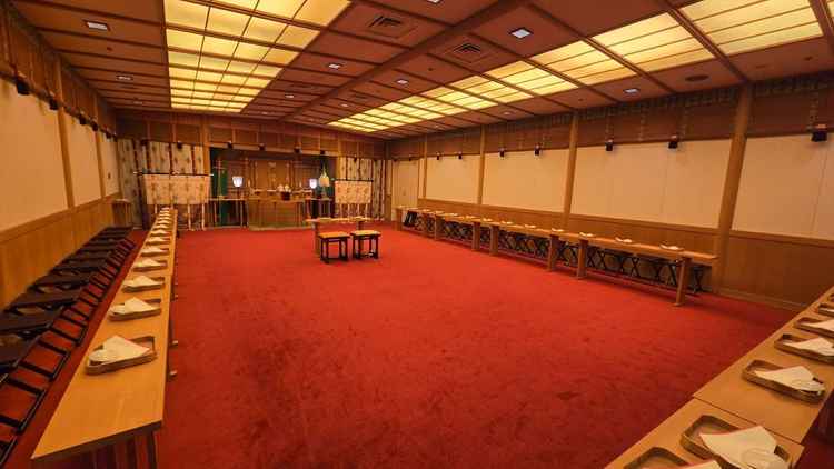 挙式会場（館内神殿）です。シンプルで、親族のみの参列になり、友人等は参列できないようです。