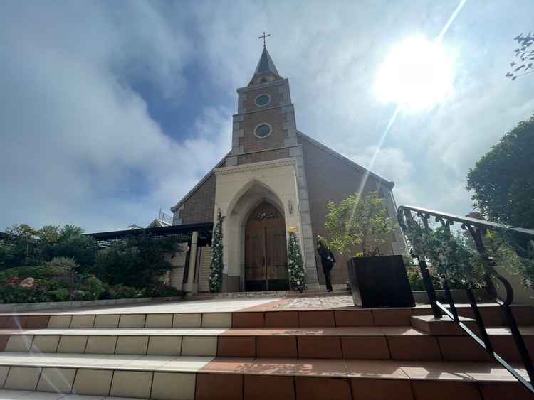 チャペル。都会の中だがとても開放感があり綺麗な印象。