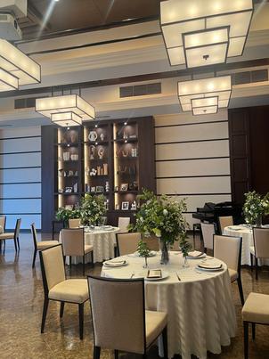 宴会場。新郎新婦は茶色の大きな棚の前に座るとのこと。