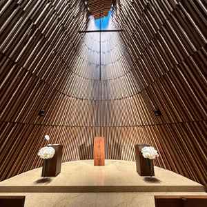 自然光が上から入り幻想的な挙式場です。木で囲われており暖かい雰囲気で、ドレスがとても映える空間です。