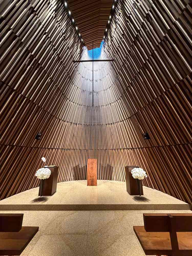 自然光が上から入り幻想的な挙式場です。木で囲われており暖かい雰囲気で、ドレスがとても映える空間です。