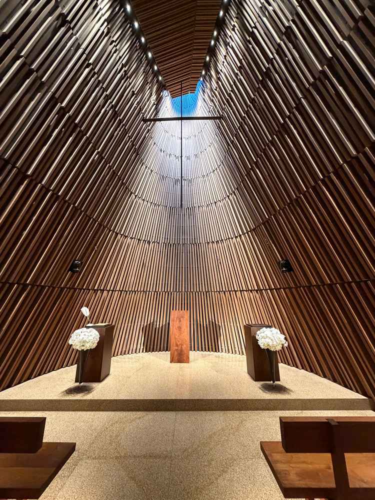 自然光が上から入り幻想的な挙式場です。木で囲われており暖かい雰囲気で、ドレスがとても映える空間です。