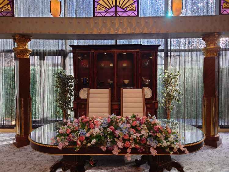 披露宴会場の乃木坂倶楽部のメインテーブル装花例