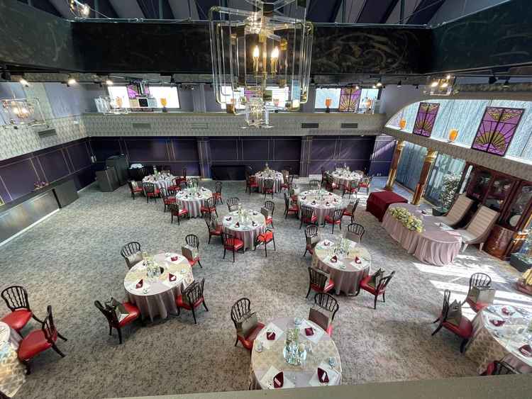 乃木坂倶楽部の新郎新婦入場口から。お昼は窓の反射で七色に光り、夜は紫色の窓が金色になる。