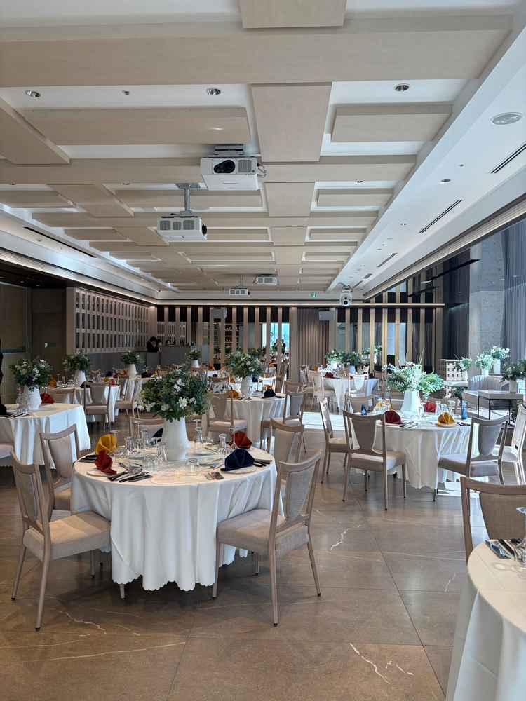 披露宴会場です。こちらもかなり広さがありました。